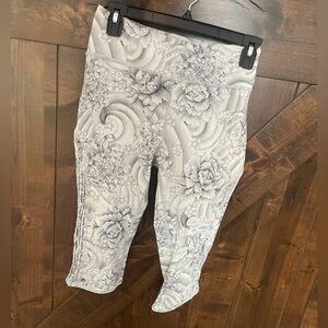 Gray floral LuluLemon crop leggings size small, excellent used condition.